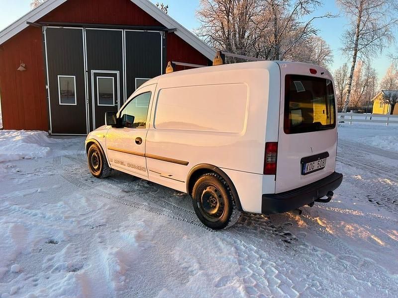 Begagnad Opel Combo 75 HK (55 kW) 2010 Minibuss