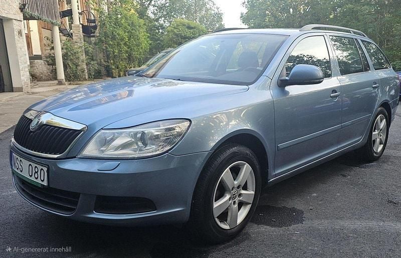 Grå Begagnad 2011 Skoda Octavia Ambiente Kombi | 29 999 kr (Marknadspris) - Bild 1/4