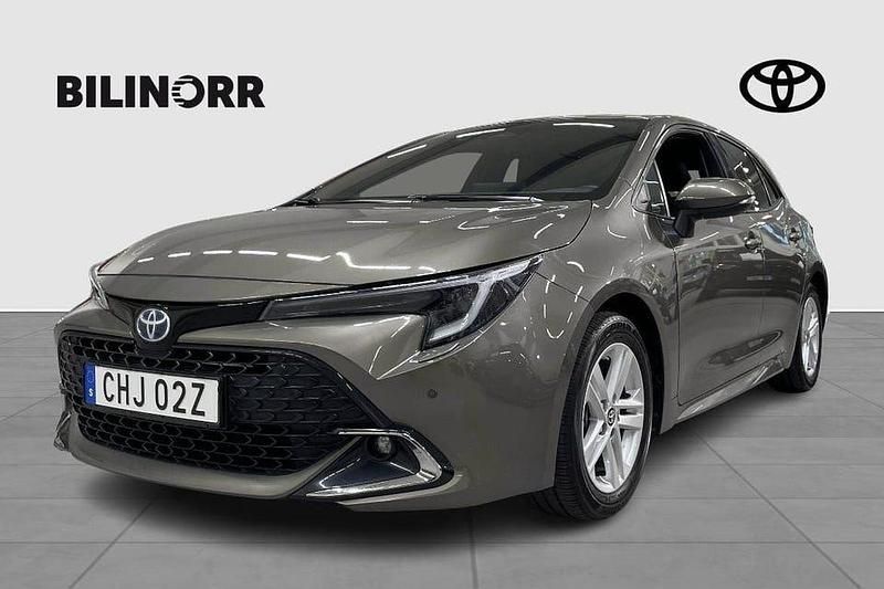 Grön Begagnad 2024 Toyota Corolla Hybrid Style Halvkombi | 285 500 kr (Marknadspris) - Bild 1/3