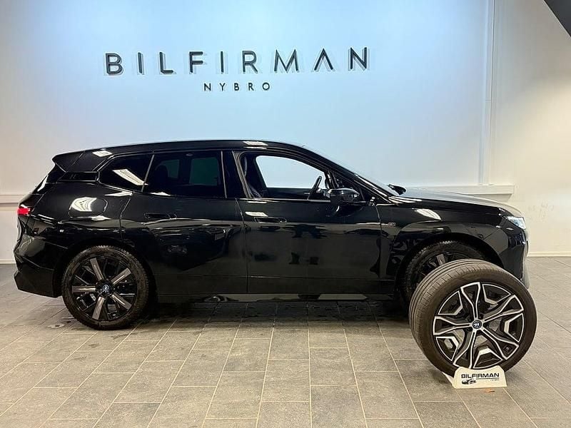 Svart Begagnad 2023 BMW iX SUV | 719 900 kr (Marknadspris) - Bild 1/4