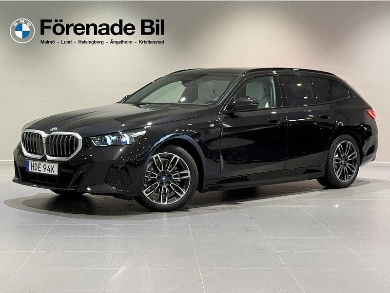 Svart Begagnad 2025 BMW 530e M Sport Kombi | 689 000 kr (Marknadspris) - Bild 1/4