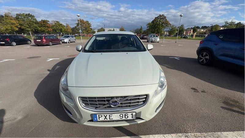 Vit Begagnad 2013 Volvo S60 Momentum Sedan | 85 000 kr (Bra pris) - Bild 1/4