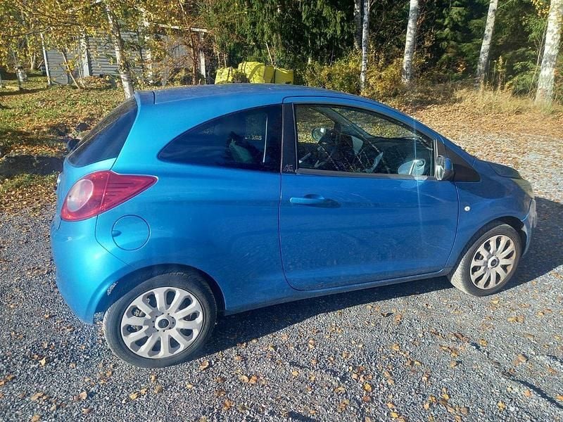 Blå Begagnad 2010 Ford Ka Titanium Halvkombi | 39 000 kr (Marknadspris) - Bild 1/4
