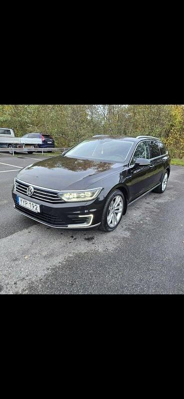 Svart Begagnad 2018 VW Passat GTE Kombi | 149 000 kr (Superpris) - Bild 1/4