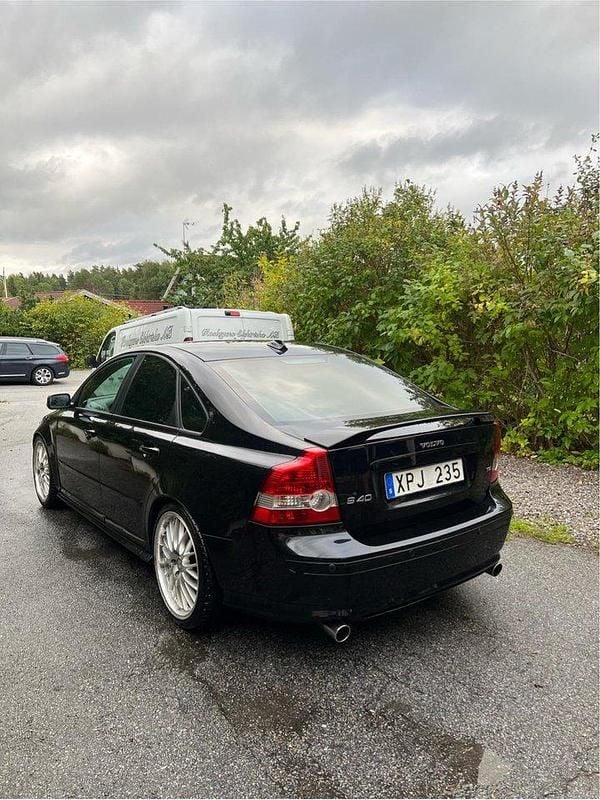 Svart Begagnad 2006 Volvo S40 Momentum Sedan | 45 700 kr (Dyr) - Bild 1/4