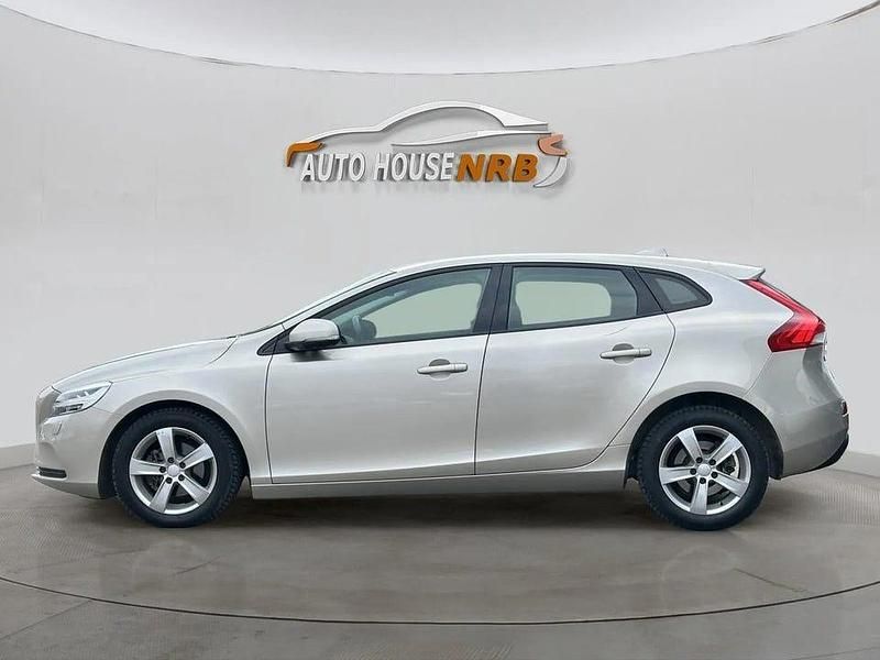 Brun Begagnad 2018 Volvo V40 Momentum Kombi | 156 500 kr (Marknadspris) - Bild 1/4