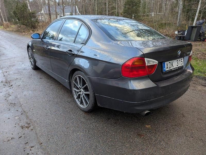 Begagnad BMW 318 129 HK (94 kW) 2007 Sedan
