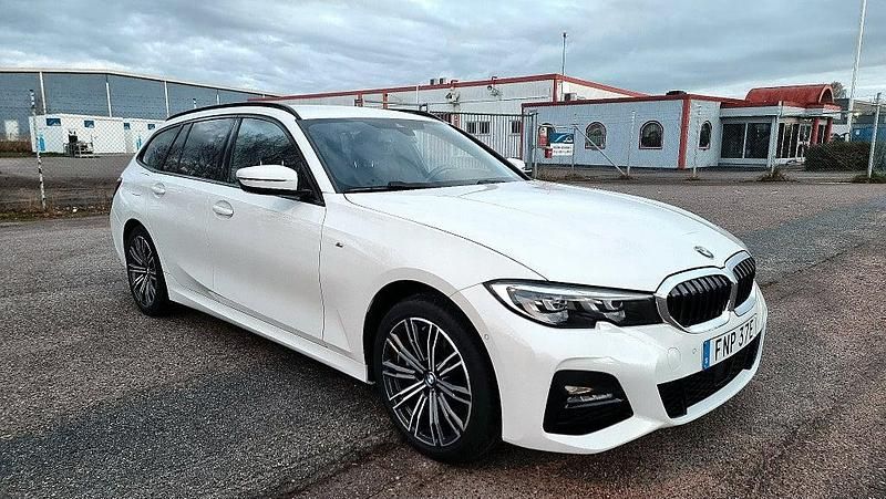 Begagnad BMW 330e M Sport 184 HK (135 kW) 2020 Vit Kombi