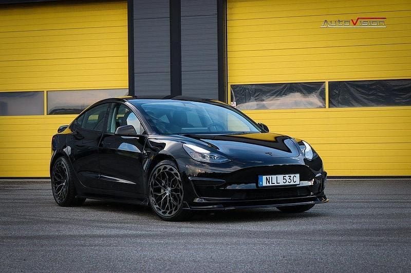 Svart Begagnad 2021 Tesla Model 3 Standard Range Plus Sedan | 279 900 kr (Marknadspris) - Bild 1/4