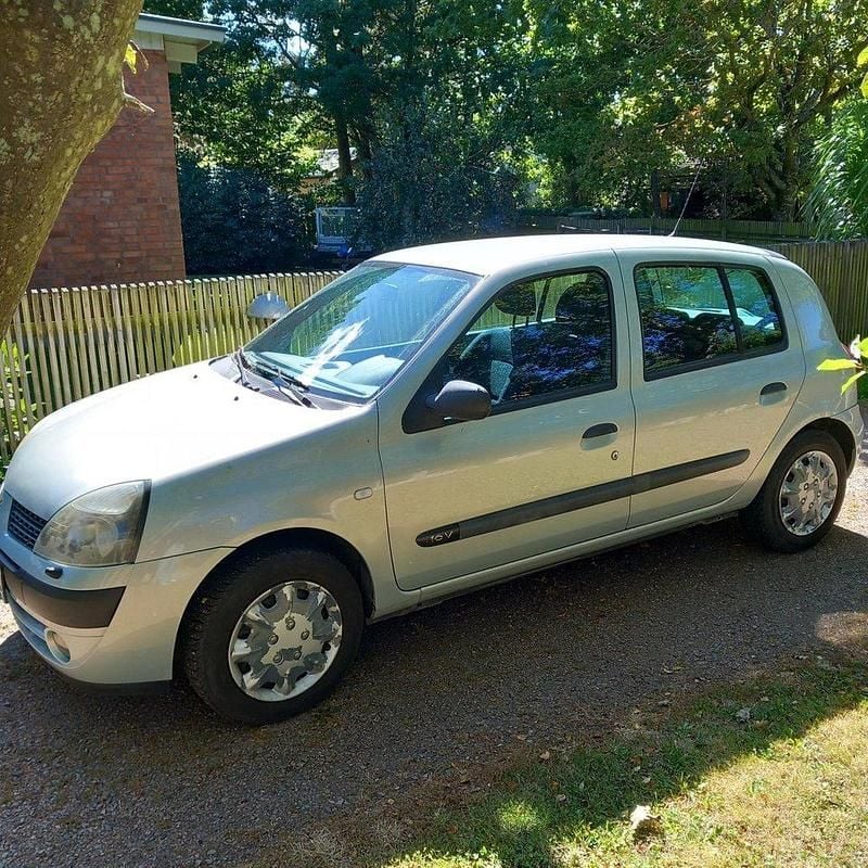 Grå Begagnad 2003 Renault Clio II Expression Halvkombi | 22 000 kr (Marknadspris) - Bild 1/4