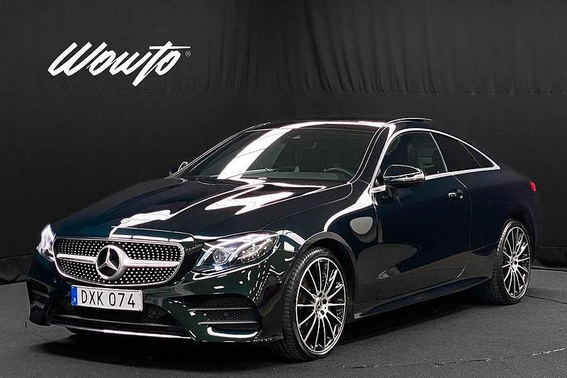 Grön (smaragdgrön metallic) Begagnad 2018 Mercedes E220 AMG Sportkupé | 379 800 kr (Marknadspris) - Bild 1/3