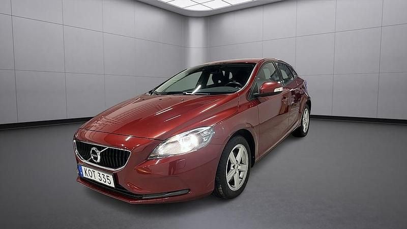 Röd Begagnad 2017 Volvo V40 Kinetic Halvkombi | 129 900 kr (Marknadspris) - Bild 1/4