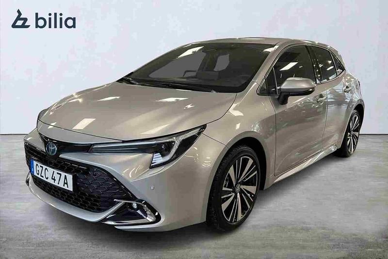 Silver Ny 2025 Toyota Corolla Hybrid Halvkombi | 329 900 kr (Marknadspris) - Bild 1/1