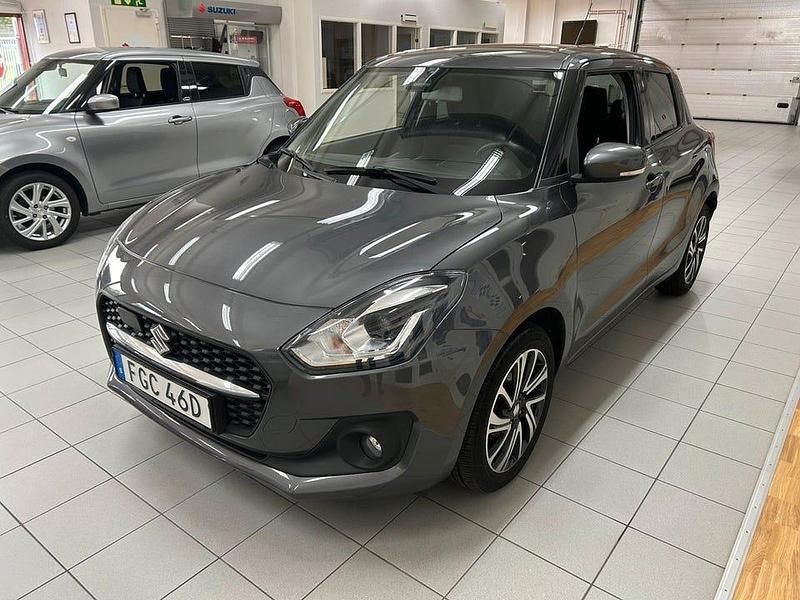 Grå Begagnad 2021 Suzuki Swift Halvkombi | 157 900 kr (Marknadspris) - Bild 1/4
