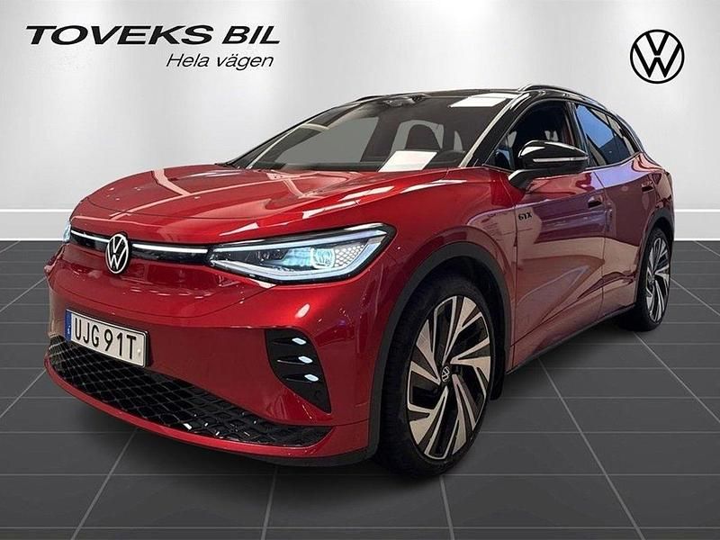 Mörkröd (kings red metallic black) Begagnad 2025 VW ID.4 GTX SUV | 604 900 kr - Bild 1/4