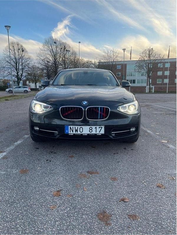 Svart Begagnad 2014 BMW 116 Sport Line Halvkombi | 95 000 kr (Marknadspris) - Bild 1/4