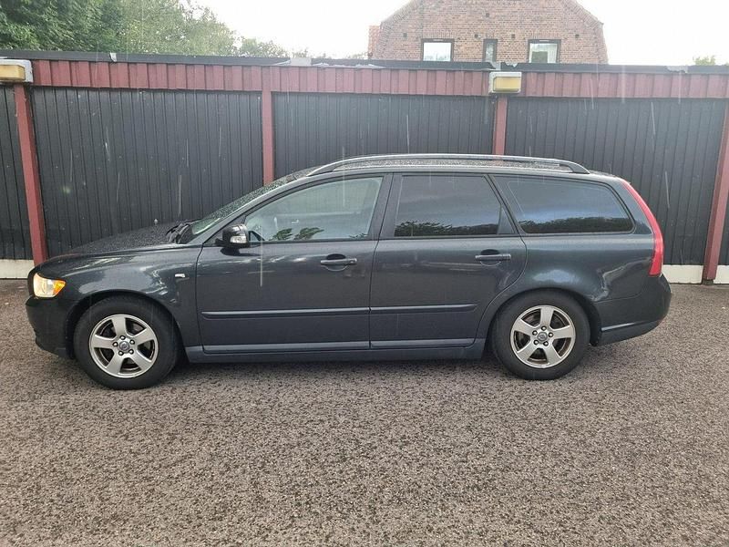 Grå Begagnad 2009 Volvo V50 Kinetic Kombi | 30 000 kr (Dyr) - Bild 1/4