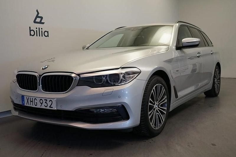 Silver Begagnad 2017 BMW 520 Sport Line Kombi | 239 500 kr (Lite dyr) - Bild 1/4