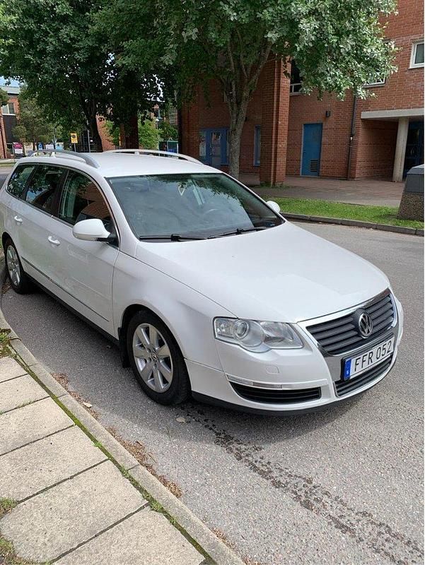 Vit Begagnad 2010 VW Passat Sportline Kombi | 34 000 kr (Marknadspris) - Bild 1/4