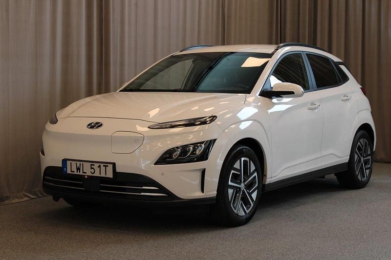 Vit Begagnad 2021 Hyundai Kona Essential SUV | 249 900 kr (Marknadspris) - Bild 1/4