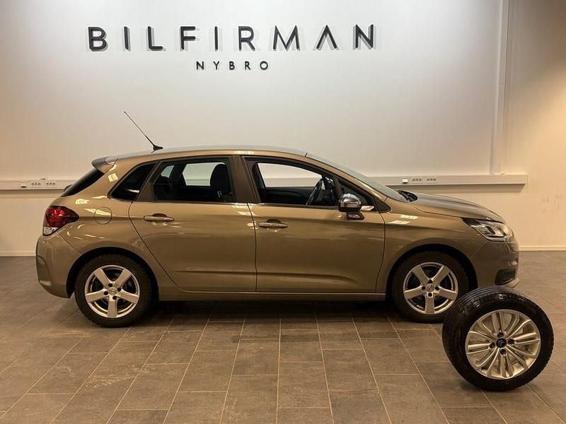 Grå Begagnad 2016 Citroën C4 Halvkombi | 99 900 kr (Marknadspris) - Bild 1/4