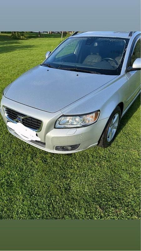 Grå Begagnad 2010 Volvo V50 Momentum Kombi | 18 500 kr (Superpris) - Bild 1/4