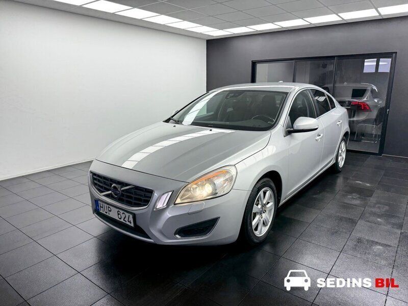 Ljusgrå (grå) Begagnad 2012 Volvo S60 Momentum Sedan | 79 900 kr (Marknadspris) - Bild 1/4