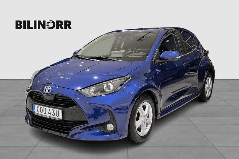 Mörkblå Begagnad 2020 Toyota Yaris Hybrid Active Halvkombi | 174 900 kr (Marknadspris) - Bild 1/4