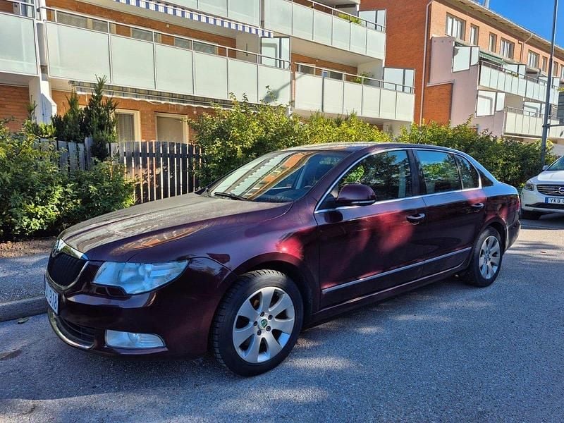 Röd Begagnad 2009 Skoda Superb Elegance Halvkombi | 34 000 kr (Superpris) - Bild 1/4