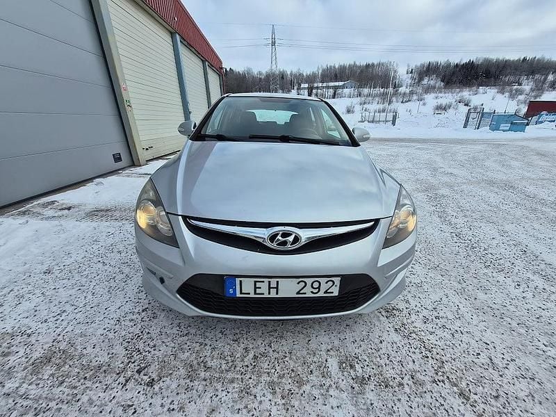 Begagnad Hyundai i30 116 HK (85 kW) 2010 Silvermetallic Halvkombi