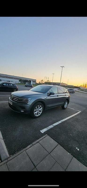 Grå Begagnad 2021 VW Tiguan Allspace SUV | 259 999 kr (Superpris) - Bild 1/2