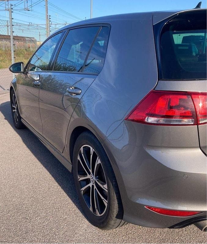 Grå Begagnad 2017 VW Golf VII GT Halvkombi | 129 900 kr (Bra pris) - Bild 1/4