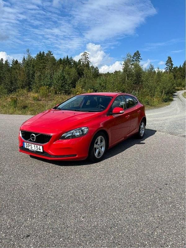 Röd Begagnad 2017 Volvo V40 Kinetic Kombi | 125 000 kr (Marknadspris) - Bild 1/4