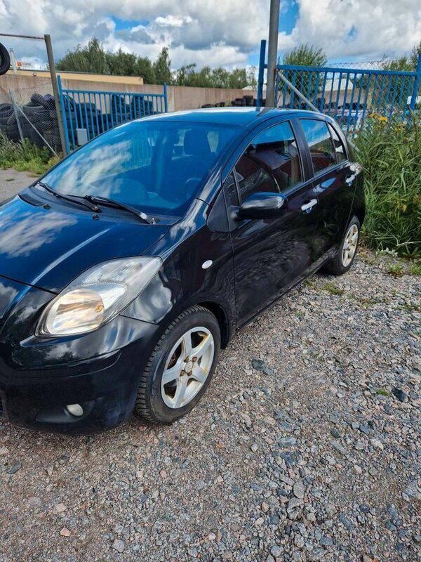 Svart Begagnad 2010 Toyota Yaris Halvkombi | 42 000 kr (Marknadspris) - Bild 1/4
