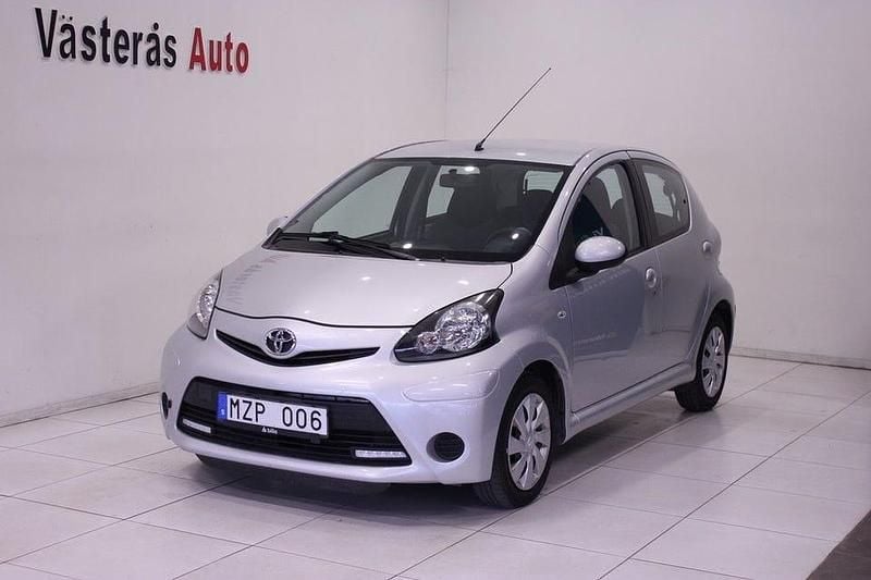 Silver Begagnad 2012 Toyota Aygo Halvkombi | 59 000 kr (Marknadspris) - Bild 1/4