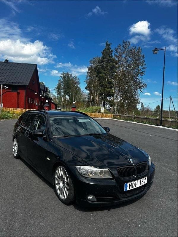 Svart Begagnad 2012 BMW 320 Efficient Dynamics Kombi | 70 000 kr (Marknadspris) - Bild 1/4