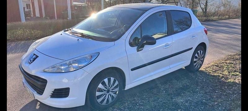 Vit Begagnad 2010 Peugeot 207 Halvkombi | 22 000 kr (Marknadspris) - Bild 1/4