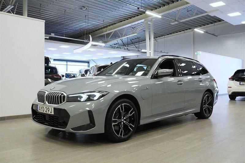 Grå Begagnad 2025 BMW 330e M Sport Kombi | 489 900 kr (Superpris) - Bild 1/4