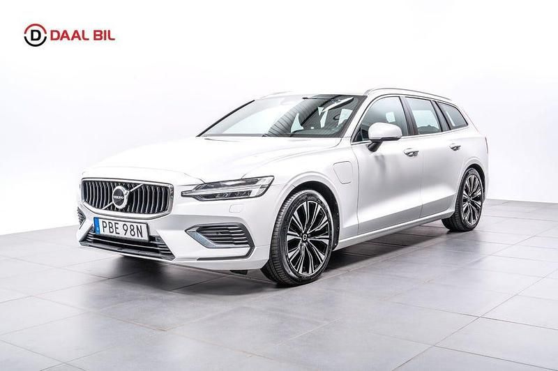 Begagnad Volvo V60 Core 350 HK (257 kW) 2023 Vit Kombi
