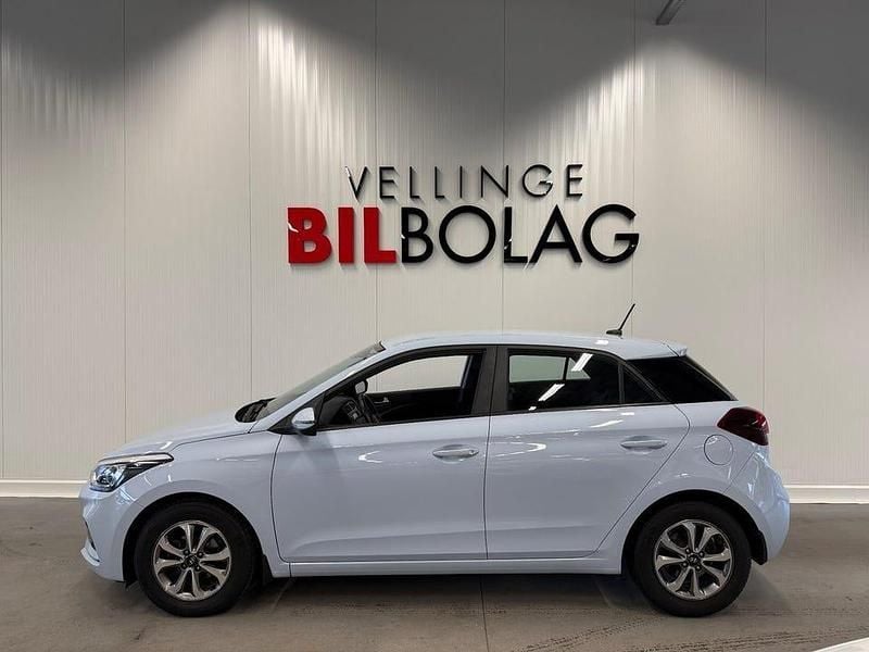 Ljusblå Begagnad 2019 Hyundai i20 Premium Halvkombi | 119 500 kr (Marknadspris) - Bild 1/4