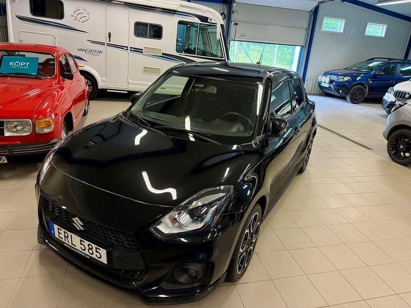 Svart Begagnad 2022 Suzuki Swift Sport Halvkombi | 209 000 kr (Marknadspris) - Bild 1/4