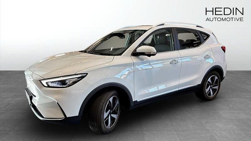 Vit (white) Begagnad 2022 MG ZS Luxury Sedan | 244 900 kr (Bra pris) - Bild 1/4