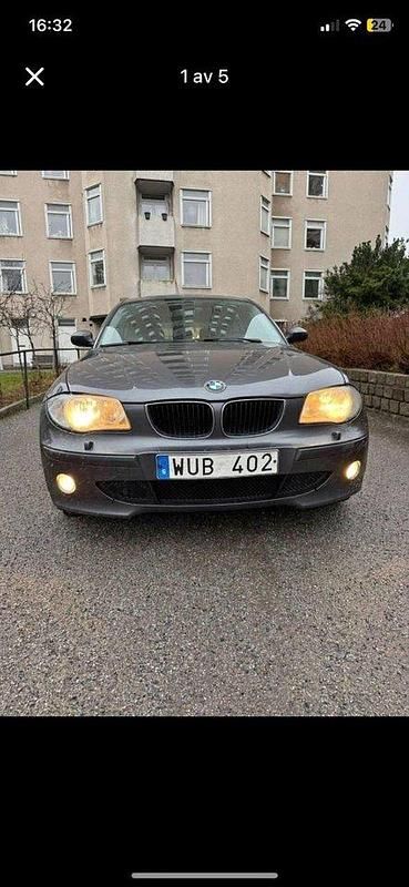 Grå Begagnad 2005 BMW 116 Advantage Halvkombi | 25 000 kr (Marknadspris) - Bild 1/4