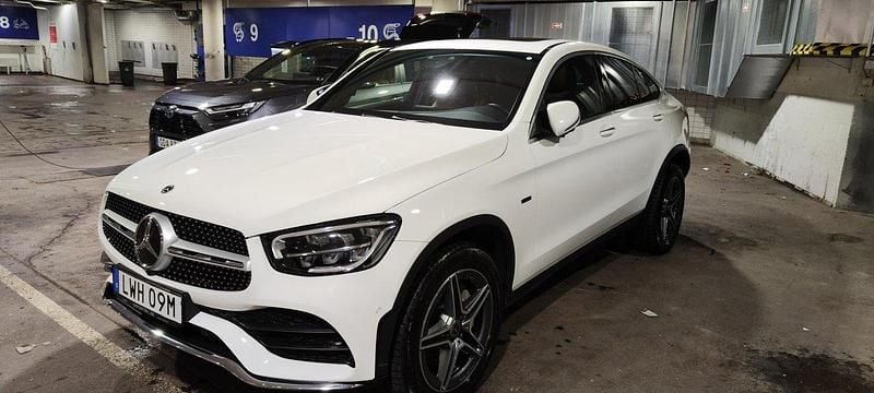 Vit Begagnad 2021 Mercedes GLC300e AMG line Sportkupé | 480 000 kr (Superpris) - Bild 1/4
