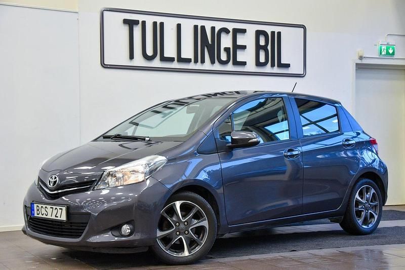 Mörkgrå Begagnad 2014 Toyota Yaris Edition Halvkombi | 114 900 kr (Marknadspris) - Bild 1/4