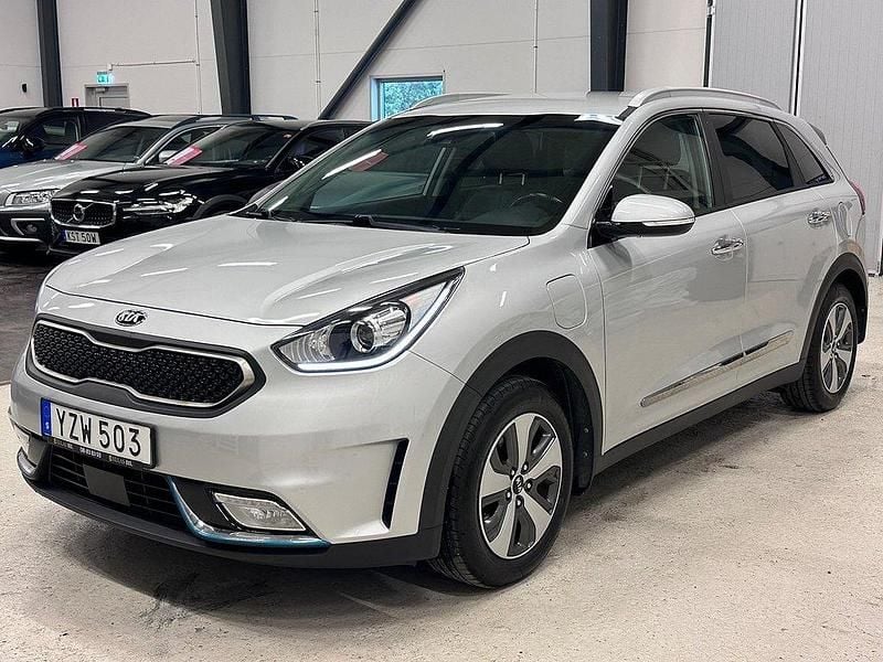 Grå Begagnad 2017 Kia Niro Advance SUV | 164 700 kr (Marknadspris) - Bild 1/4