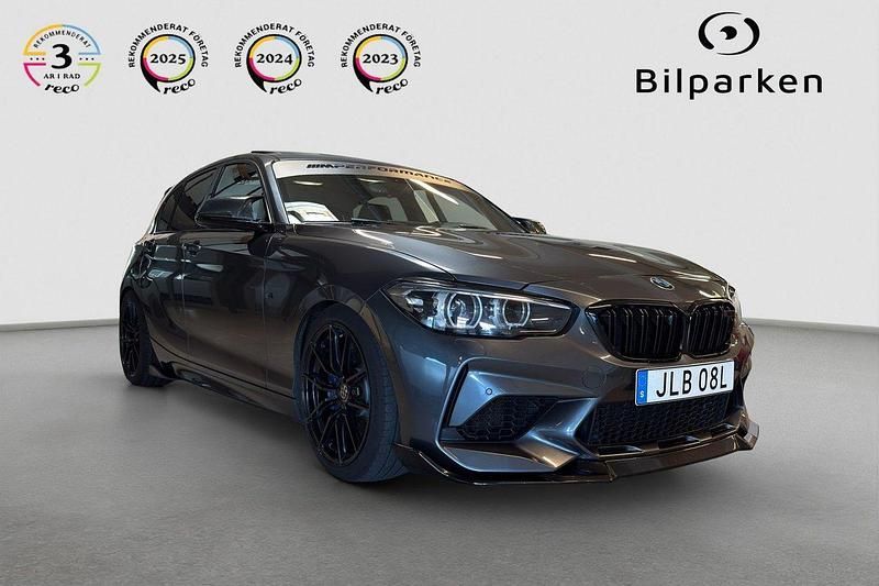 Grå Begagnad 2018 BMW M140 M Sport Halvkombi | 399 990 kr (Lite dyr) - Bild 1/4