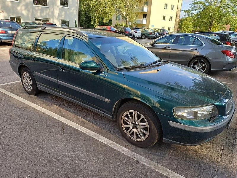 Grön Begagnad 2003 Volvo V70 Business Edition Kombi | 28 000 kr (Marknadspris) - Bild 1/4