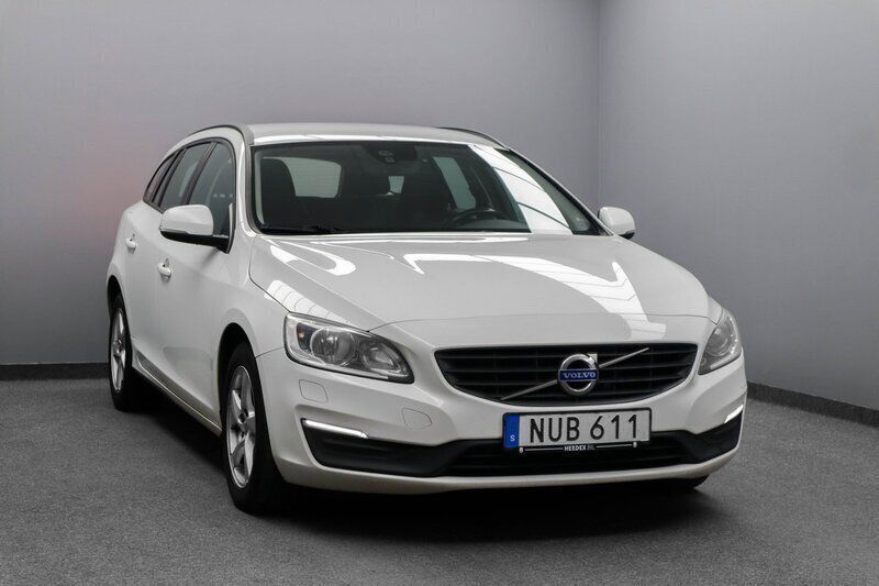 Vit Begagnad 2016 Volvo V60 Kombi | 124 900 kr (Marknadspris) - Bild 1/4