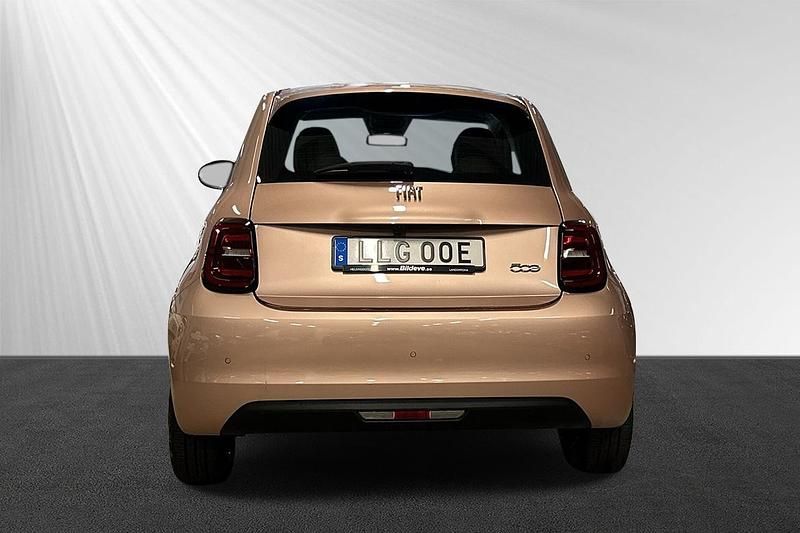 Begagnad Fiat 500e 88 kW (120 HK) 2023 Röd Halvkombi